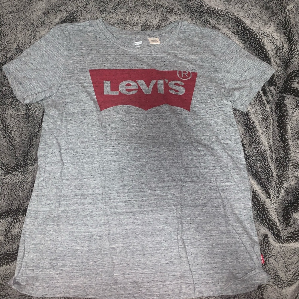 Women’s size small Levi’s tee